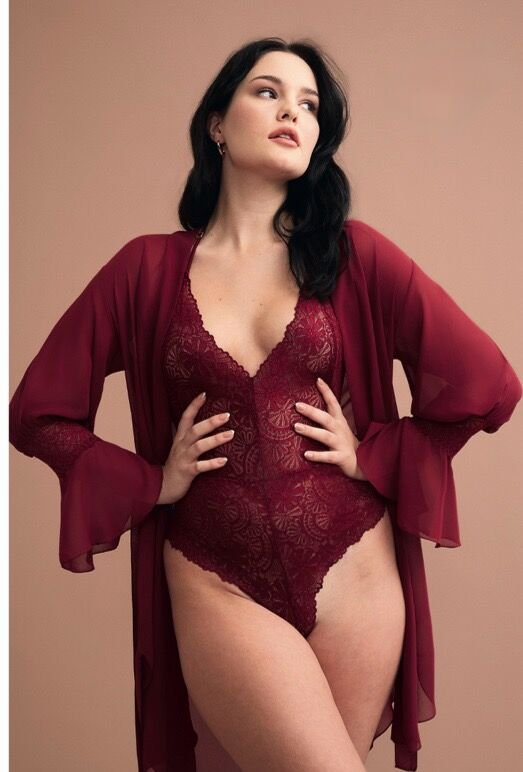 Dekolteli transparan dantelli body romantik