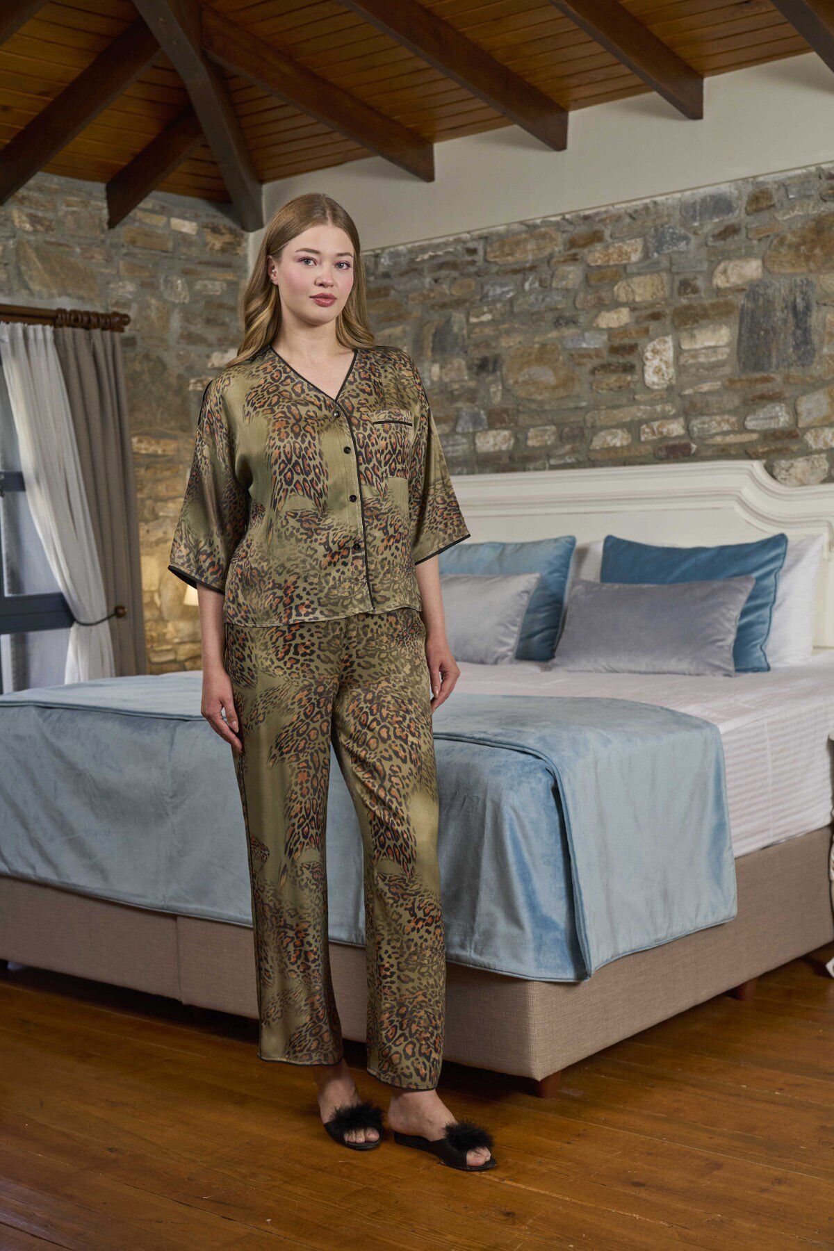 Önden Düğmeli Leopar Desen Saten Pijama Takımı